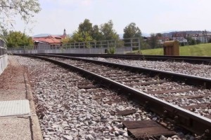 Agencija za varnost prometa poziva k varnemu prečkanju železniških prog