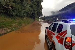 Neurje se je zneslo nad Koroško, zaprta cesta Dravograd-Maribor, spet poplave na Prevaljah (FOTO)