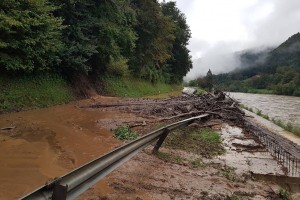 Danes še nevarnost razlivanja rek in zemeljskih plazov