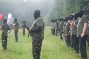 Andrej Šiško si je omislil zasebno vojsko: maskiranci s sekirami in puškami so marširali po hosti (FOTO in VIDEO)