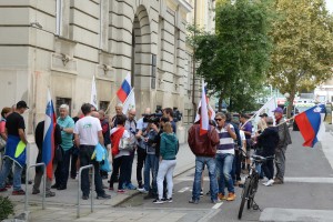 Šiško že na prostosti; pred sodiščem so protestirali njegovi podporniki (FOTO)