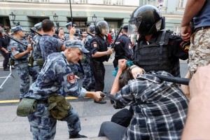 Na protestih proti pokojninski reformi v Rusiji aretirali več kot 1000 ljudi