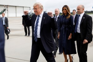 FOTO: Tako navdušen je bil Trump ob prihodu na kraj strmoglavljenja letala