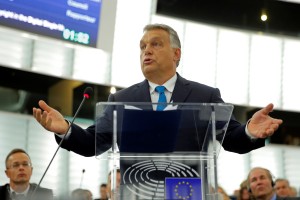 Orban udaril po EPP, ki naj bi postajala vse "bolj liberalna, socialistična, levičarska in sredinska