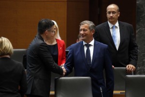 Bizarno: Erjavec tolče po svoji ministrici, Šarec pa jo brani