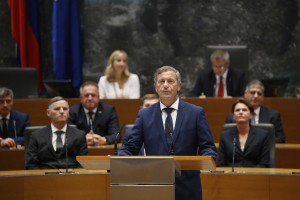 Zdaj, ko mu Cerar ni več šef, lahko Erjavec zajamra: Ni lahko biti minister