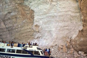 Šok za turiste: tako je na plažo zgrmela ogromna pečina (VIDEO)