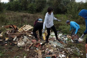 Očistimo Slovenijo: sredi travnika odvrženi kavč in stoli (FOTO)