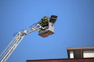 Enoletni vnuk je babico zaklenil na balkon, reševati so jo morali gasilci