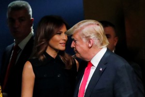 FOTO: Se je Melania s črno obleko res uprla Trumpu?