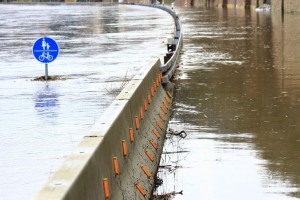 Vodotoki hitro naraščajo in se že razlivajo, zvečer bo poplavljalo morje