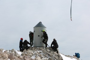 Aljažev stolp se je vrnil na Triglav (FOTO)