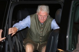 Bill Clinton si je nadel "lederhosen", ko je s Hillary šel na pivo na Oktoberfestu (FOTO)