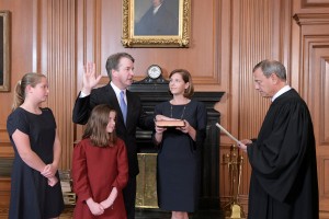 Kavanaugh slovesno prisegel na položaj vrhovnega sodnika ZDA