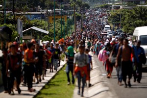 Trump pravi, da bo karavano migrantov ustavljal z vojsko na meji