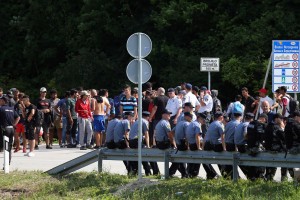 V BiH "odblokirali" mejni prehod Maljevac, 200 migrantov so odpeljali v Veliko Kladušo