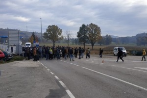 Drama na bosansko-hrvaški meji: migranti prebili kordon policije in skušajo vdreti na teritorij Hrvaške! Več oseb ranjenih