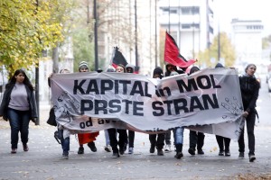 Protestniki besni na Jankovića: Šerif Zoki razprodaja človeka! (FOTO)