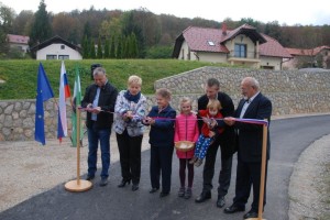 AVDIO&FOTO: V Selih pri Otovcu dobili nov asfalt