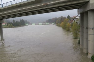 V Dravogradu sirene zaradi nevarnosti poplav, lokalni dotoki Drave pa že upadajo