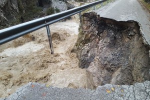 Tržiška Bistrica odnesla cesto in vasici Dolina in Jelendol sta odrezani od sveta