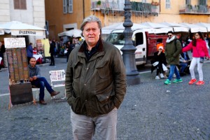 Steve Bannon in njegova desna revolucija: Merklovo ima za nevarno prasico, v Vatikanu pa želi postaviti novega papeža