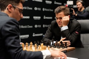 Danes znan svetovni prvak v šahu: se bo Carlsen obdržal na prestolu?