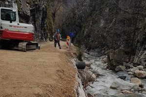 Prebivalci Jelendola so se včeraj že peljali v dolino, a dela na cesti bi lahko trajala še dve leti