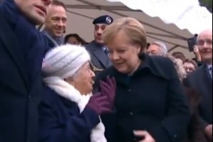 Kako je stoletna ženička zamenjala Angelo Merkel z Macronovo ženo (VIDEO)