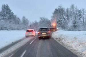 Sneg, sneg, sneg! Do jutra ga bo ponekod zapadlo do 20 centimetrov