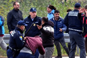 Migranti trdijo, da so jih hrvaški policisti pretepli, jih oropali in jih vrnili v BiH