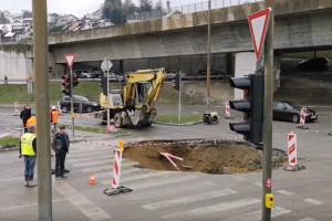 V Šentilju sredi ceste zazijala ogromna luknja (FOTO in VIDEO)