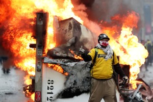 Kaos v Franciji: goreli so smetnjaki in avtomobili, aretiranih več kot 200 protestnikov