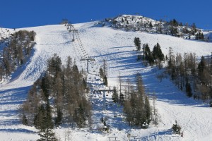 Zaradi močnega vetra so morali na Krvavcu smučarje reševati z žičnice