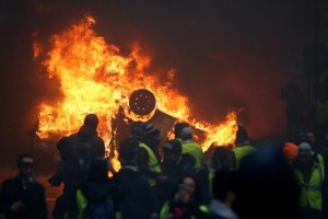 Francozinje v rumenih jopičih zavračajo nasilje svojih kolegov protestnikov