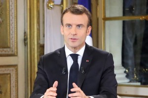 Macron po protestih rumenih jopičev napovedal večje koncesije