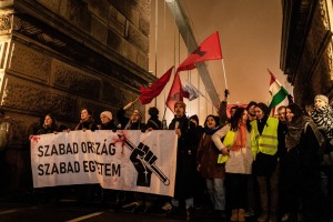 V Budimpešti protestniki z dimnimi granatami nad policijo, ta jim je vrnila s solzivcem