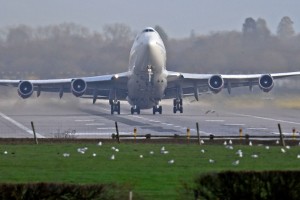 Po dveh dneh kaosa zaradi dronov letališče Gatwick danes normalno obratuje