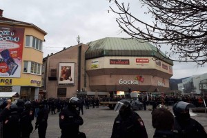 Policija tepla protestnike, ki zahtevajo resnico o umoru mladega Davida,