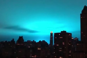 Napad vesoljcev na New York? Zakaj je nebo take barve? (VIDEO)