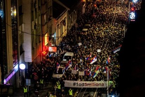 V Beogradu znova več tisoč protestnikov