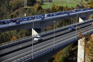 Saj ni normalen: avto je ustavil kar na viaduktu avtoceste in se prepiral s partnerko