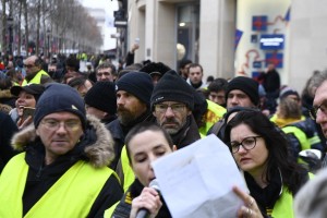 Turisti so bežali pred solzivcem, vrženim v sopadu med policijo in rumenimi jopiči