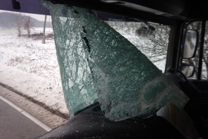 FOTO: Dve prometni nesreči zaradi padca ledu s tovornih vozil