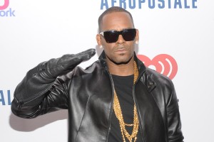 Razvpiti pevec R. Kelly aretiran in obtožen spolnih zlorab mladoletnic