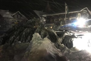 Avstrija: sredi noči je z 2000 metrov visoke gore prigrmel snežni plaz in zasul hotel (FOTO)