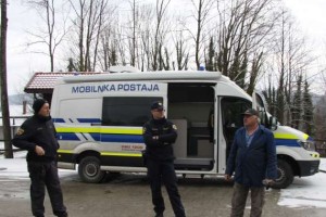 FOTO: Na območju Bele krajine deluje mobilna policijska postaja