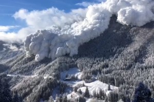 Kot bi se utrgala gora: poglejte si ta ogromni snežni plaz (VIDEO)