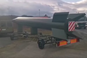 Hrvat po Zagrebu prevažal maketo vojaške rakete, iskala ga je celo policija (VIDEO)