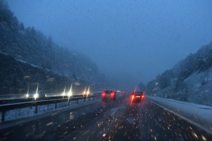 Na Hrvaškem sneg blokira promet, na Jadranu rdeči alarm zaradi burje